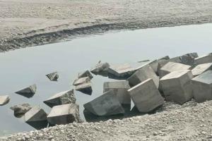 खिजराबाद: 24 करोड़ की लागत से चल रहे बाढ़ बचाव राहत कार्य राम भरोसे