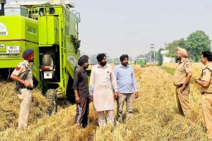 खेतों में जाकर किसानों से मिले डीएसपी