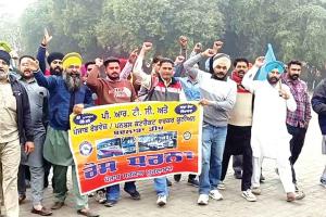 PRTC Employees: सरकार के खिलाफ सड़कों पर उतरे पीआरटीसी कर्मचारी