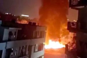 Fire: गुरुग्राम में गत्ता गोदाम में लगी भयंकर आग