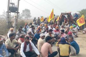 Farmers Protest: धान की लिफ्टिंग न होने पर फूटा किसानों का गुस्सा