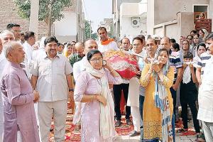 Paid Tribute: बेटियों ने दिया माँ की अर्थी को कंधा, लोगों ने दी श्रद्धांजलि