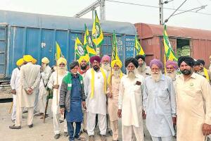 Farmers: किसानों ने रेलवे स्टेशन पर डीएपी रैक का किया घेराव