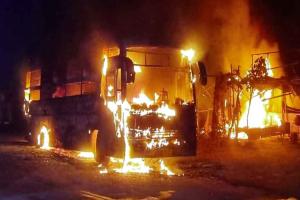 Bus Fire: धमाके के साथ निजी बस में लगी आग