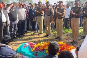 Firozabad Road Accident: गोवंश से टकराकर बाइक सवार बीएसएफ जवान की हुई मौत, मचा कोहराम