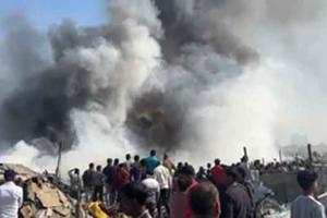 Ghaziabad Fire News: झुग्गियों में भीषण आग का तांडव, ब्लास्ट पे ब्लास्ट हुए कई सिलेंडर! मचा हाहाकार!