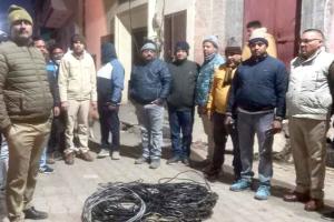 कैराना में मॉर्निंग रेड के दौरान 13 घरों में पकड़ी बिजली चोरी, हड़कंप