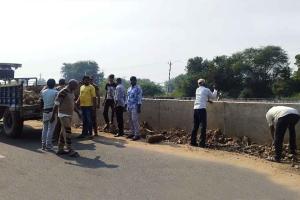 Kota News: सेवादारों ने सफाई अभियान चलाकर सड़क पर फेला मलवा हटाया