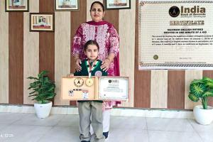 अनूठा रिकार्ड: 5 वर्षीय ऐशरीत इन्सां ने एक मिनट में सुनाई 14 इंग्लिस कविताएं