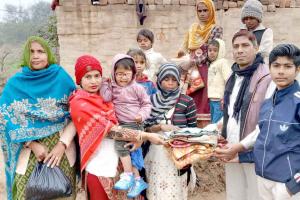 मास्टर रोहतास इन्सां ने अपने बेटे के जन्म दिवस पर जरूरतमंदों को कंबल बांटे