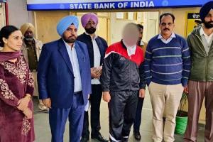 Bribe: 50,000 रुपए घूस लेते हवलदार गिरफ्तार
