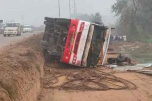 Bus Accident: दूसरे वाहन को बचाने के प्रयास में पलटी बस, दो घायल
