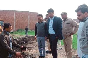 प्रशासन ने कण्डेला में शुरू कराई तालाब के पानी की निकासी