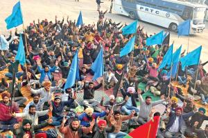 Bus Strike: कच्चे कर्मियों ने लगवाई ब्रेक, पहले दिन करोड़ों का नुक्सान