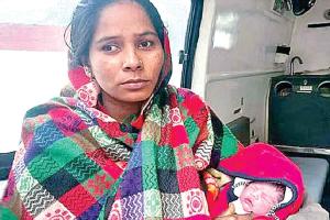 Humanity: एक ने मरने के लिए गली में फेंका तो एक ने बचाए प्राण