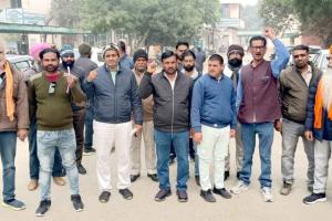 Protested: बिजली कर्मचारी गरजे, जमकर किया प्रदर्शन