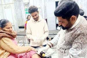Dog Bite: अस्पताल दवाई लेने गई महिला को कुत्तों ने काटा