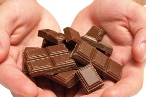 Anganwadi: आंगनबाड़ी केंद्र में बच्चों को दी गई एक्सपायरी डेट की चॉकलेट