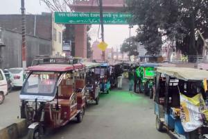 Deoband: जीआरपी की अनदेखी से देवबंद रेलवे स्टेशन के बाहर ई रिक्शा चालक कर रहे मनमानी