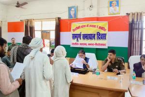 पुलिस व राजस्व की संयुक्त टीम बनाकर मौके पर जाकर निस्तारण के दिए निर्देश