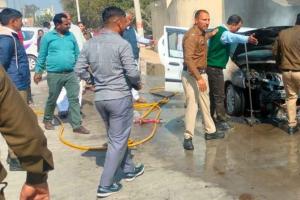 Car Fire Accident: चलती कार में लगी आग, आधी से ज्यादा जली कार, अंदर बैठे युवा सुरक्षित