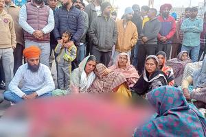 मामला डिलवरी के बाद महिला की हुई मौत का, परिजनों ने शव को सड़क पर रखकर लगाया धरना