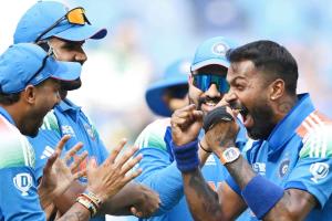 India vs Pakistan Match Updates: विराट के आगे बेबस हुआ पाकिस्तान, क्या सेमिफाइनल में जाएगा पाकिस्तान?