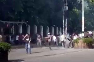 Bangladesh: ढाका में गुस्साए हजारों मजदूरों ने हाईवे जाम करके जताया विरोध!