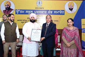 School News: मुद्दकी का सरकारी कन्या स्मार्ट स्कूल ‘उत्तम स्कूल पुरस्कार’ से सम्मानित