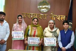 बच्चों को नहर से निकालने वाली महिलाओं को किया डीसी ने सम्मानित