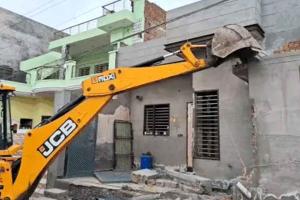 फरीदकोट पुलिस ने मादक पदार्थ तस्करों के अवैध मकान गिराए