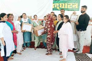 शरीरदानी माता निर्मला देवी इन्सां के परिजनों को प्रशस्ति पत्र भेंट