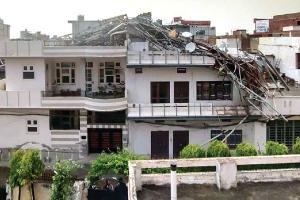 घनी आबादी वाले क्षेत्र में तीन घरों पर गिरा मोबाईल टावर, लाखों का नुक्सान