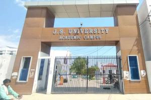 JS University Case: शिकोहाबाद पुलिस चांसलर को रिमांड पर लेने की तैयारी में, खुलेगा फर्जी डिग्रियों का राज