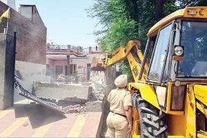 Bulldozer: गांव दौलेवाला में 4 नशा तस्करों के घरों पर चला पीला पंजा, कई मामले दर्ज