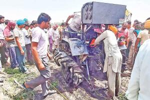 रोड़ी में 10 एकड़ में फसल जली, ट्रैक्टर भी आया चपेट में