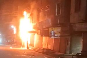 Fire: आगजनी से घिरा बिजली पोल, पोल पर लगे मीटर जले