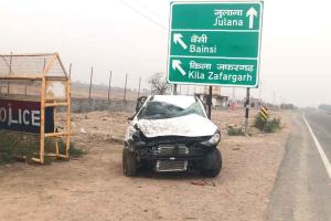 Road Accident: अनयिंत्रित होकर डिवाइडर से टकराई कार, एक की मौत, तीन घायल