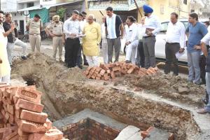 मंत्री ने काम में लापरवाही मिलने पर एसडीओ एवं जेई को किया चार्जशीट