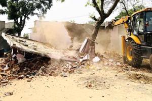 Bulldozer: तीन नशा तस्करों के घरों पर चला पीला पंजा