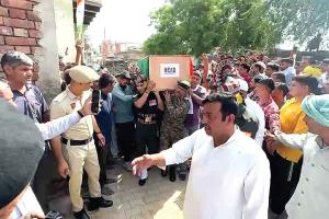 Charkhi Dadri: शहीद लांसनायक मनोज फोगाट पंचतत्व में विलीन, सैन्य सम्मान के साथ किया गया अंतिम संस्कार