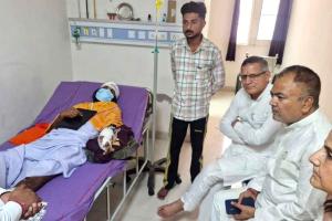 पूर्व कैबिनेट मंत्री कंवरपाल गुर्जर ने घायल महंत से की मुलाकात