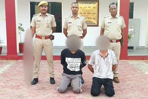 पुलिस थाना राजगढ के स्वागत कक्ष में बैठे दो युवकों को पुलिस ने दो पिस्टल सहित किया गिरफ्तार, शराब ठेका फायरिंग में थे आरोपी फरार