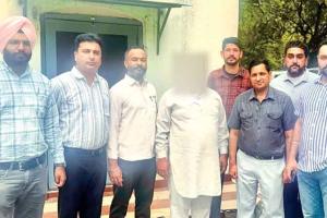 Bribe: विजिलेंस ने 20,000 रुपये की रिश्वत लेता डीईओ कार्यालय का क्लर्क दबोचा