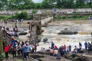 Pune Bridge collapses: पुणे में पुल ढहा, 4 डूबे, तलाश जारी