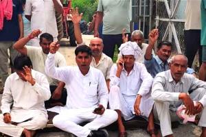 पावर हाउस के बाहर लोगों का धरना, 5 दिन में कार्रवाई का दिया आश्वासन