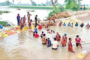 नहर की दरार के सामने दीवार बने ‘डेरा प्रेमी’