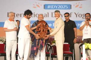 Yogandhra 2025: ‘योगांध्र 2025’ ने बनाया विश्व रिकॉर्ड, प्रधानमंत्री मोदी हुए खुश!