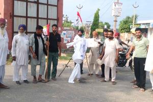 रोष!! किसानों ने प्रदर्शन कर जलाए पुतले
