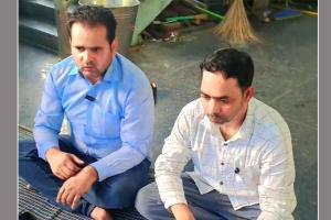 नपा प्रांगण में धरना पर बैठे सभासद, चेयरमैन पर तानाशाही के आरोप